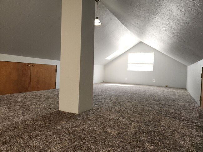 Building Photo - Wood Ave. Downtown Charmer! All Remodeled.