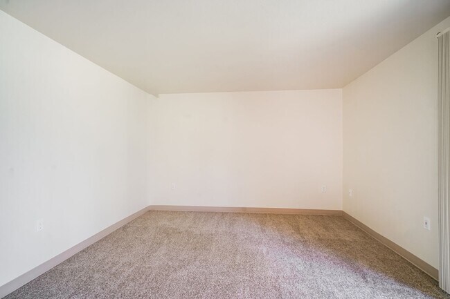 Building Photo - Live by the Lake-- Quiet Corvallis Living - REDUCED RENT!
