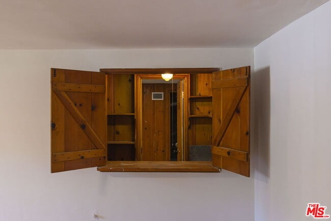 Building Photo - 2547 Canyon Dr