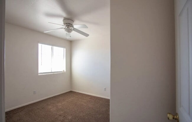 Building Photo - 13002 W Paradise Dr