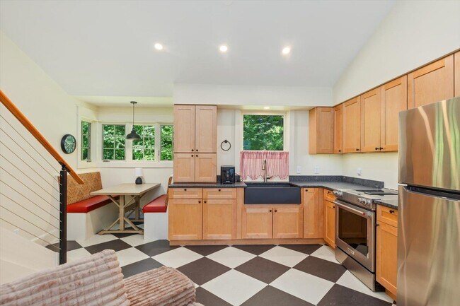 Building Photo - 662 Hurricane Rd