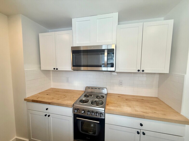 Building Photo - 6 Marlyn Dr