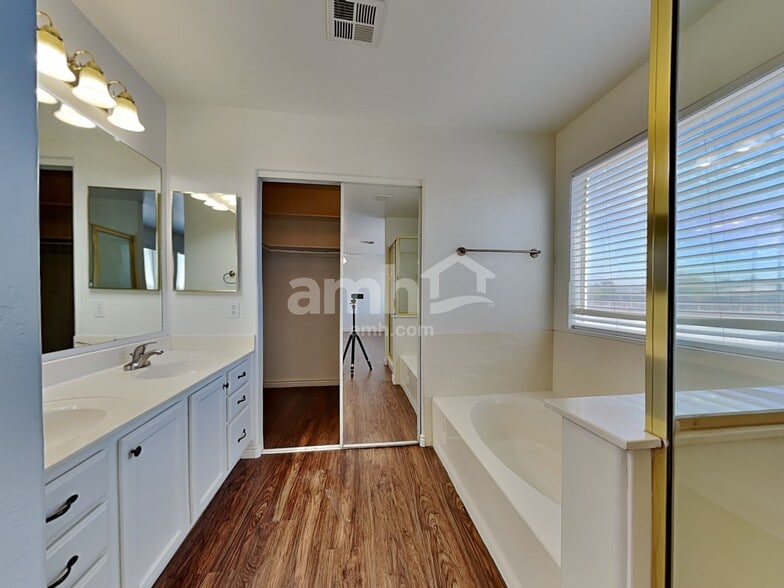 Building Photo - 7519 E Naranja Ave