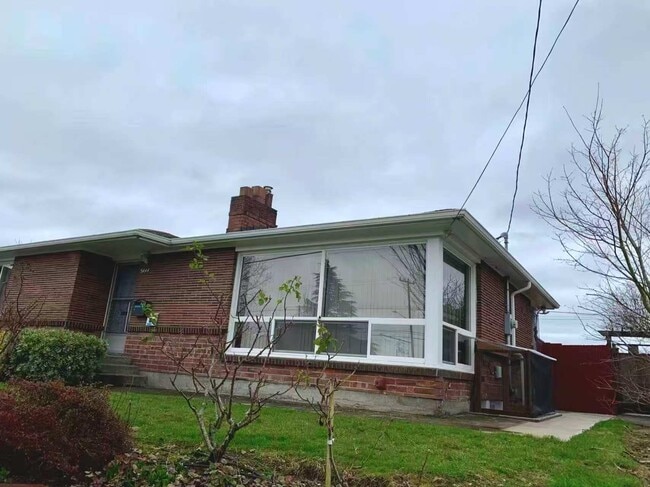 Building Photo - 5444 Beacon Ave S