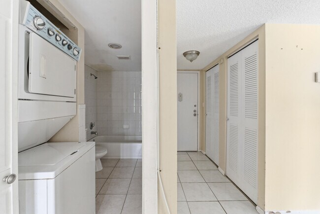 Building Photo - 4152 Inverrary Dr