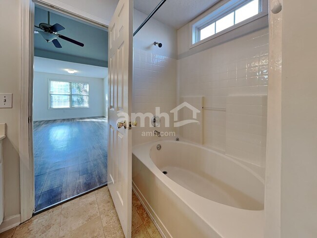 Building Photo - 11 Lake Linden Ct