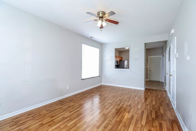 Building Photo - Two Bedroom 2.5 Bathroom Townhouse Available!