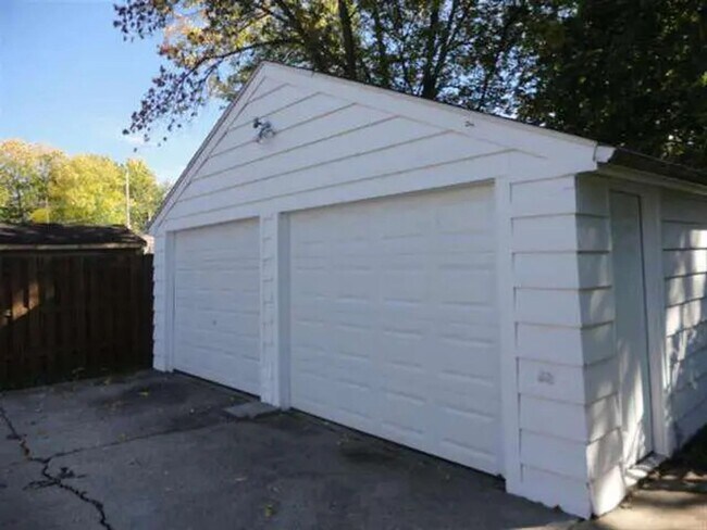 Building Photo - Great Neenah Location