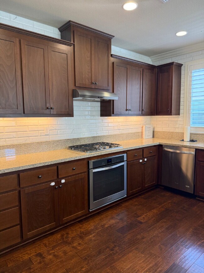 Building Photo - Gorgeous 4 Bed, 3.5 Bath End Unit Townhome in Perfect Dublin Location
