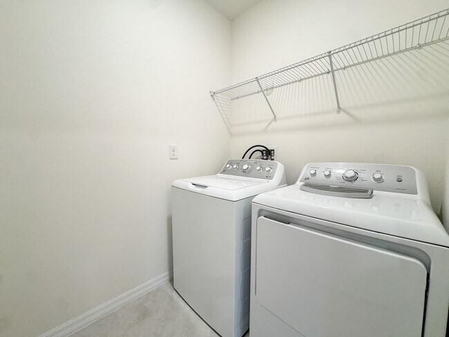 Building Photo - Brand New Construction 4 bedroom 2 bath in Buena Lago Community!