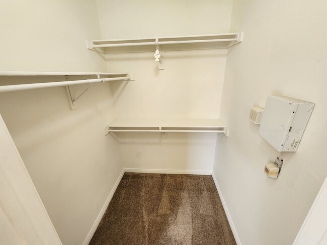 Building Photo - Fantastic, well maintained 2 bedroom condo.