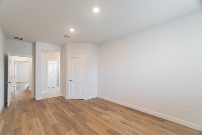 Building Photo - 11 Mariposa Wds Dr