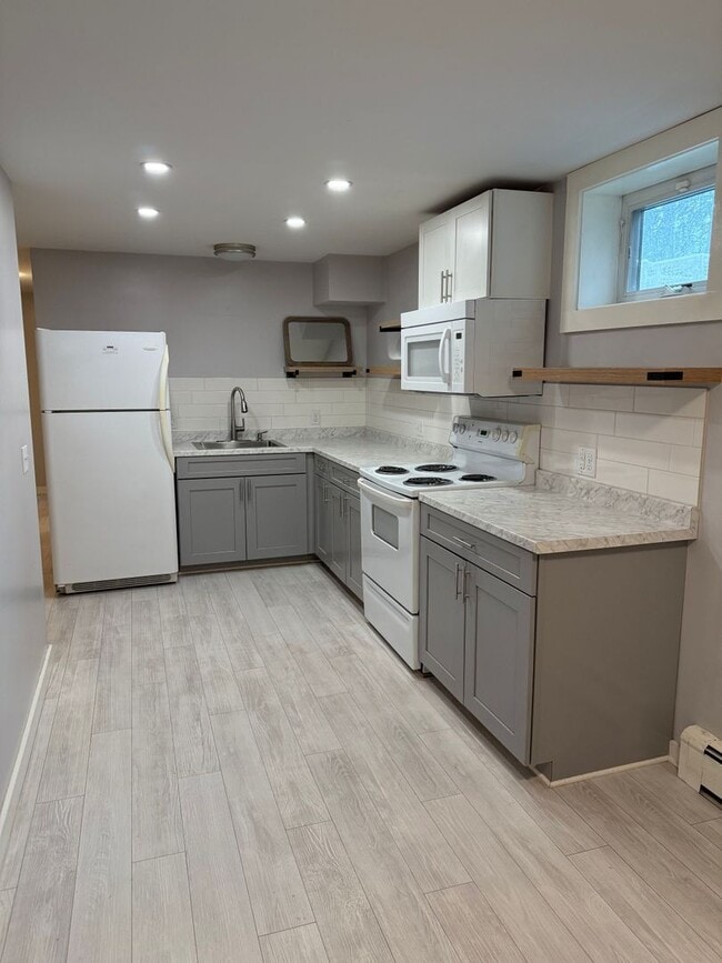 Building Photo - Dunbar Ave (121)