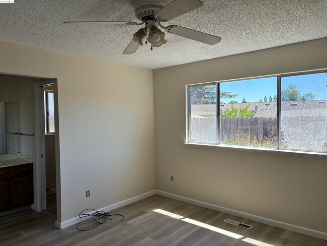 Building Photo - 912 Coyote Ct