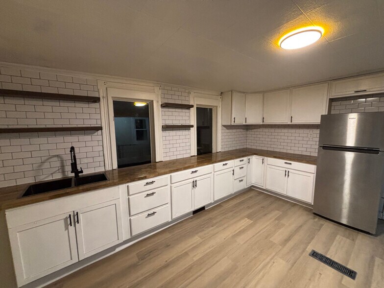 Building Photo - 238 Schiller St