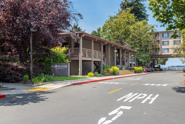 Building Photo - Full Size One Bedroom with Top Floor Privacy