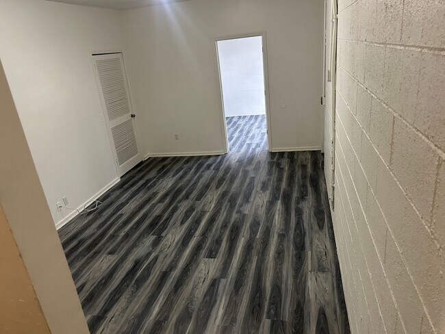 Building Photo - 4758 Trenton Dr