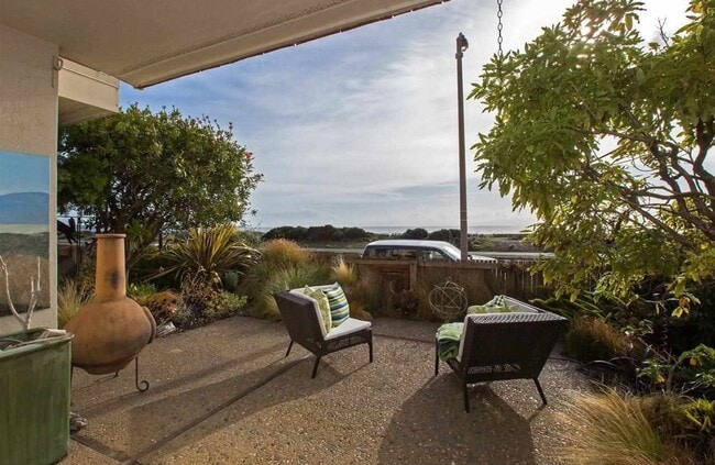 Building Photo - Live by the Bay: Renovated 2 Bed, 2 Bath