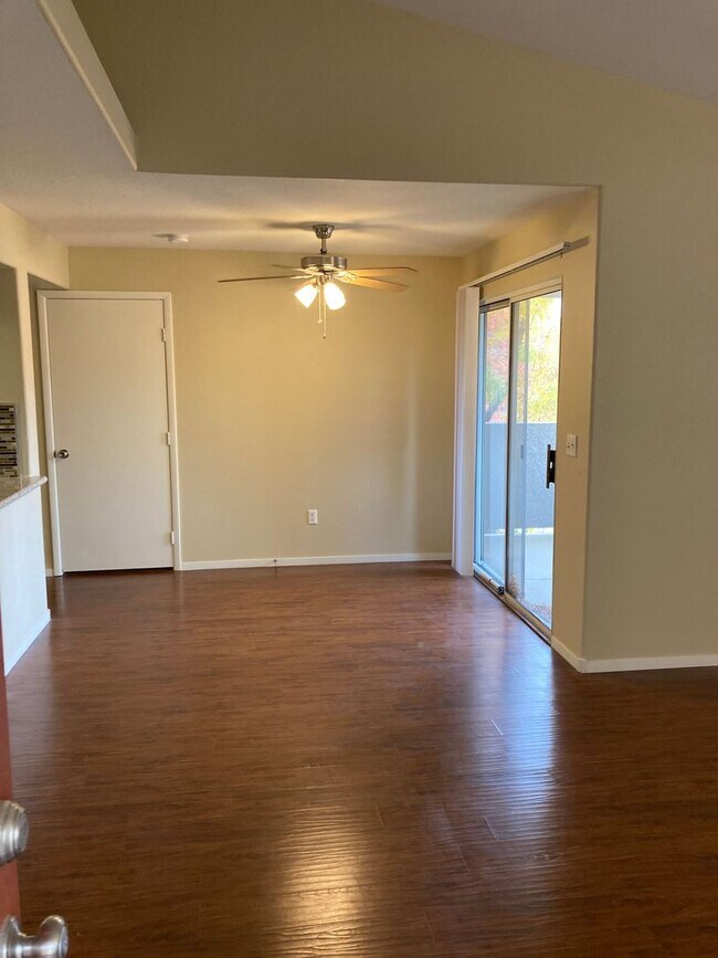 Building Photo - Gated community just minutes south of the strip, 2br/2bath, 2nd floor condo.