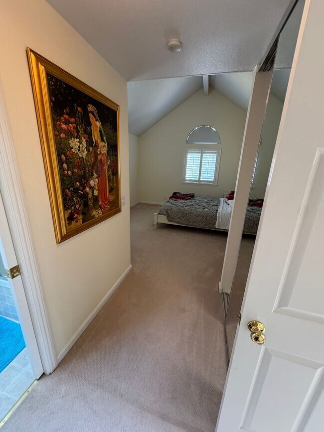 Building Photo - Beautiful 3bd/2.5 bath Townhome