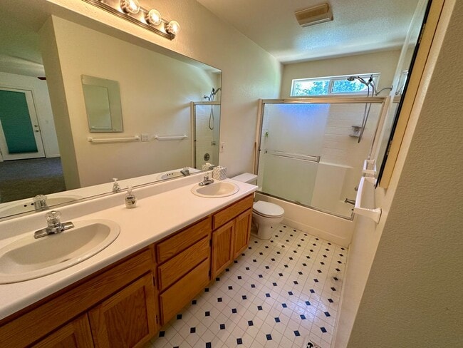 Building Photo - Adorable 3 Bedroom 2 Bathroom Home Just Minutes to Downtown Grass Valley