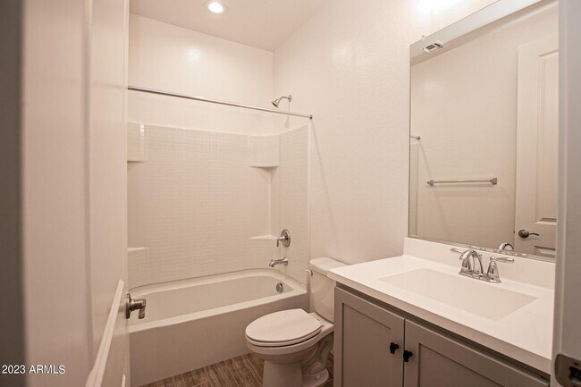 Building Photo - 1941 W Holden Dr