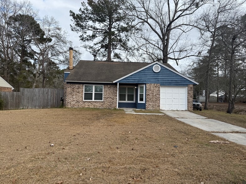 front 2 - 255 Falcon Dr