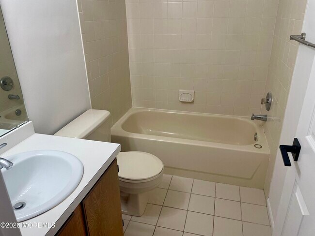 Building Photo - 44 Racquet Rd