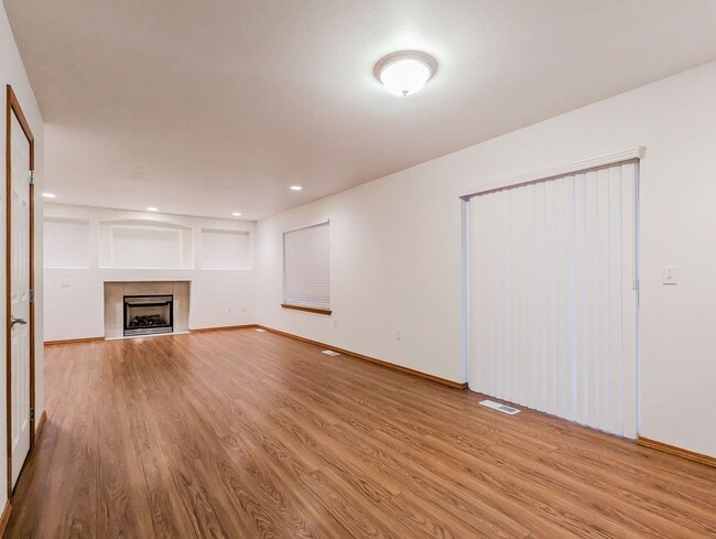 Building Photo - **Move-in Special!!!** Spacious 4 bd, 2.5 ba with 2 car garage and fenced yard!