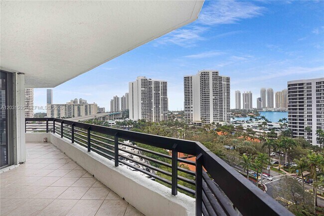 Building Photo - 3500 Mystic Pointe Dr