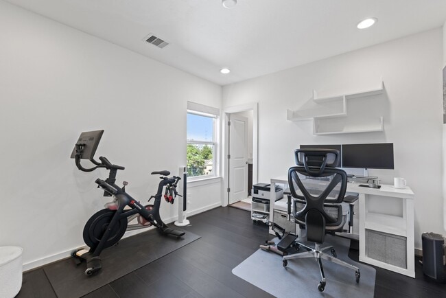 Building Photo - 1925 Shearn St