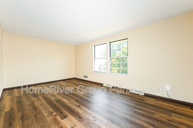 Building Photo - 331 Carters Grove Dr
