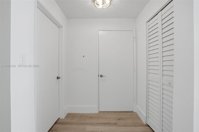 Building Photo - 6580 Indian Creek Dr