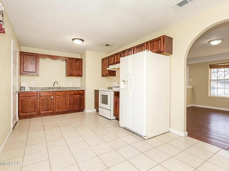 Building Photo - 5117 Potomac Dr