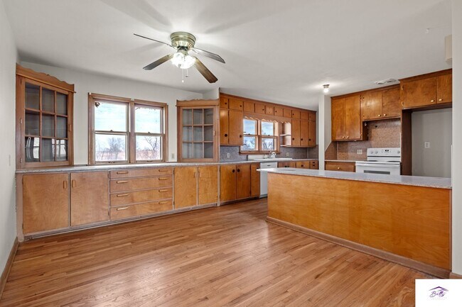 Building Photo - AVAILABLE NOW!