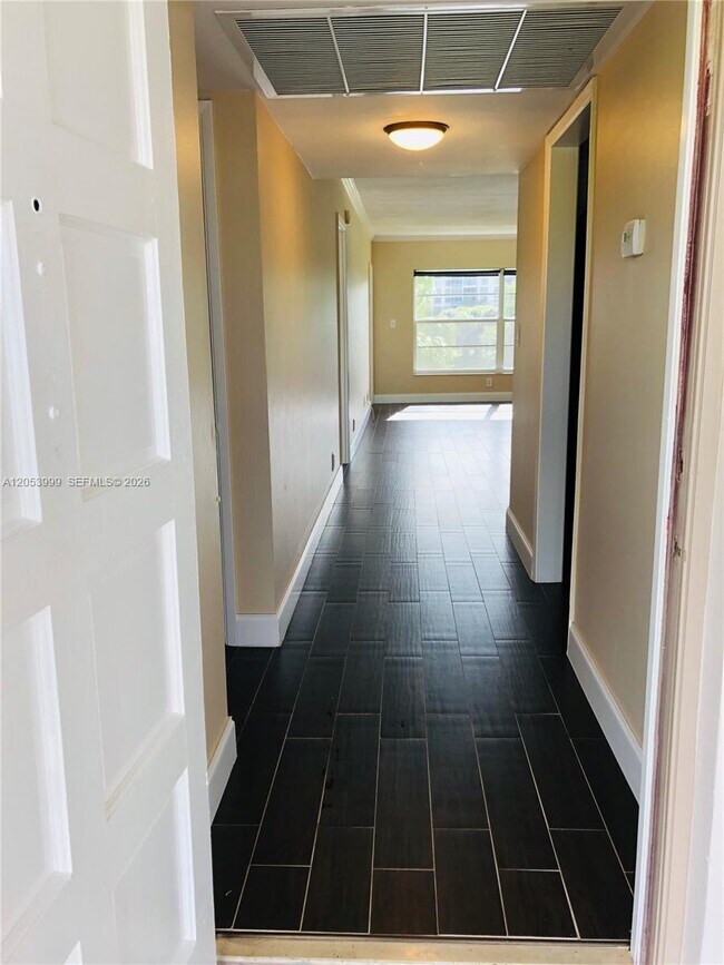 Building Photo - 2850 N Palm Aire Dr