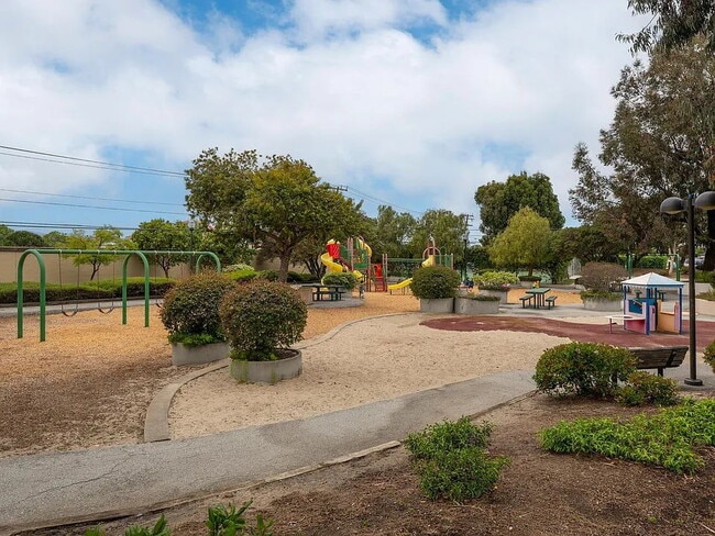 Building Photo - NO MIN CREDIT SCORE REQUIRED, BK OKAY, PAST EVICTION OKAY!, BACKGROUND FRIENDLY. Apply at "The Re...