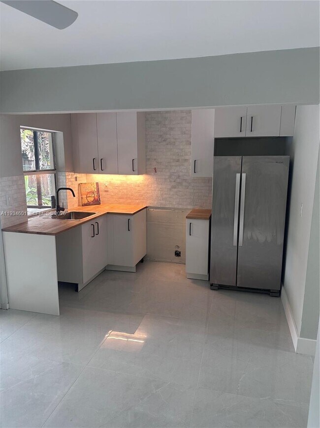 Building Photo - 200 SE 19th St