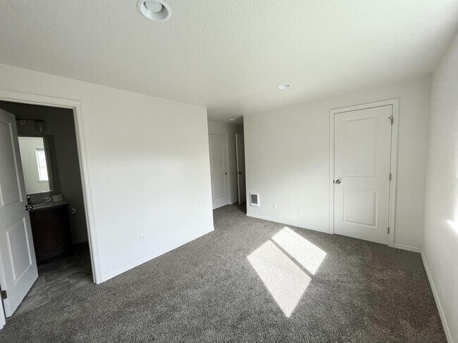 Building Photo - 3544 Hickory Ave