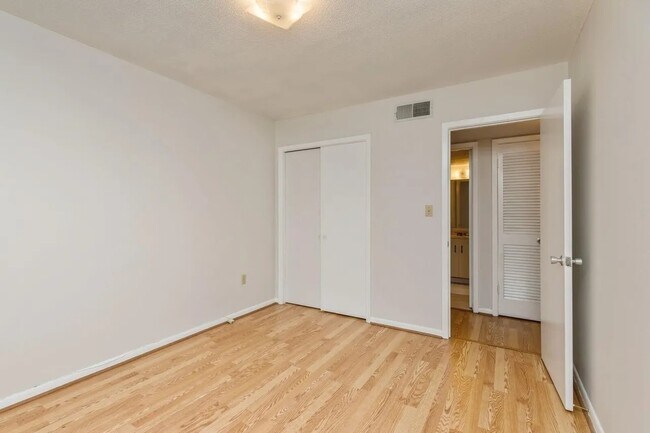 Building Photo - 104 Country Club Dr