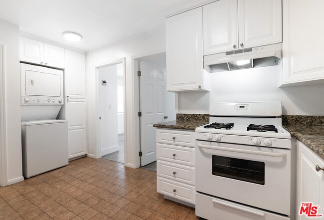 Building Photo - 616 N Formosa Ave