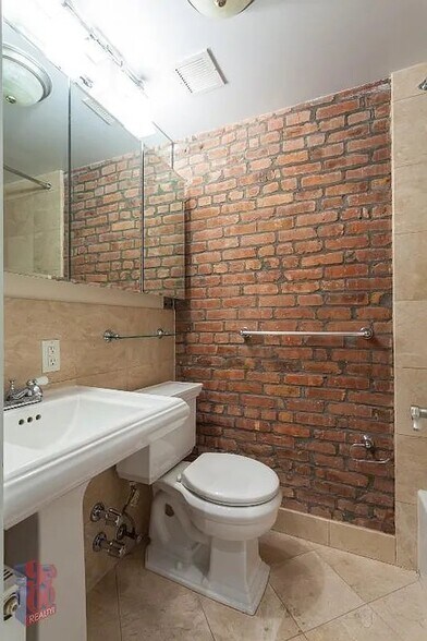Building Photo - 345 E 5th St