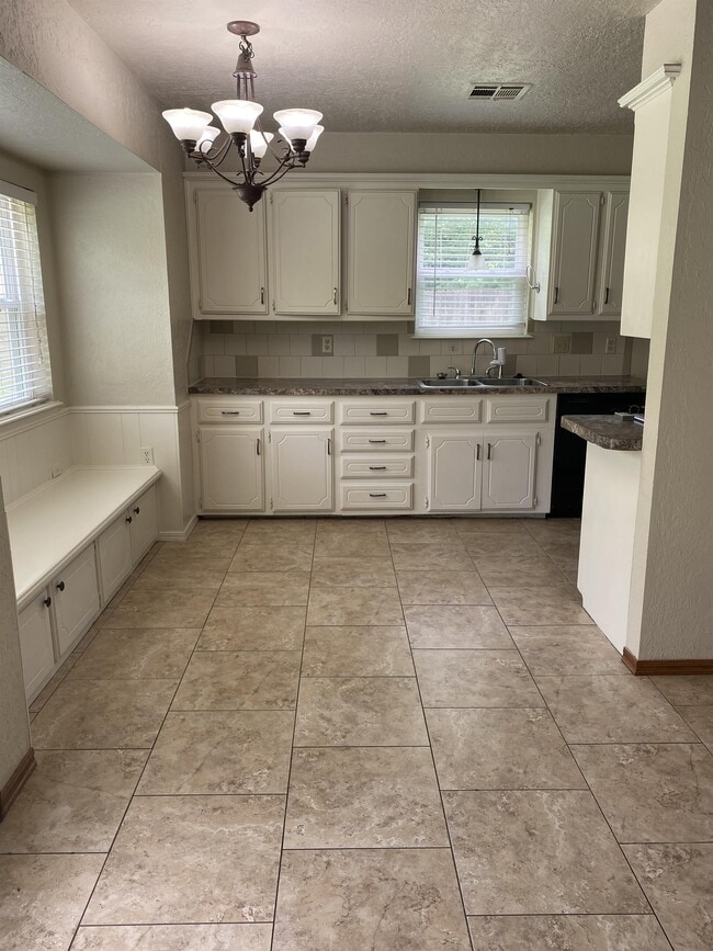 Building Photo - 1517 Essex Ct