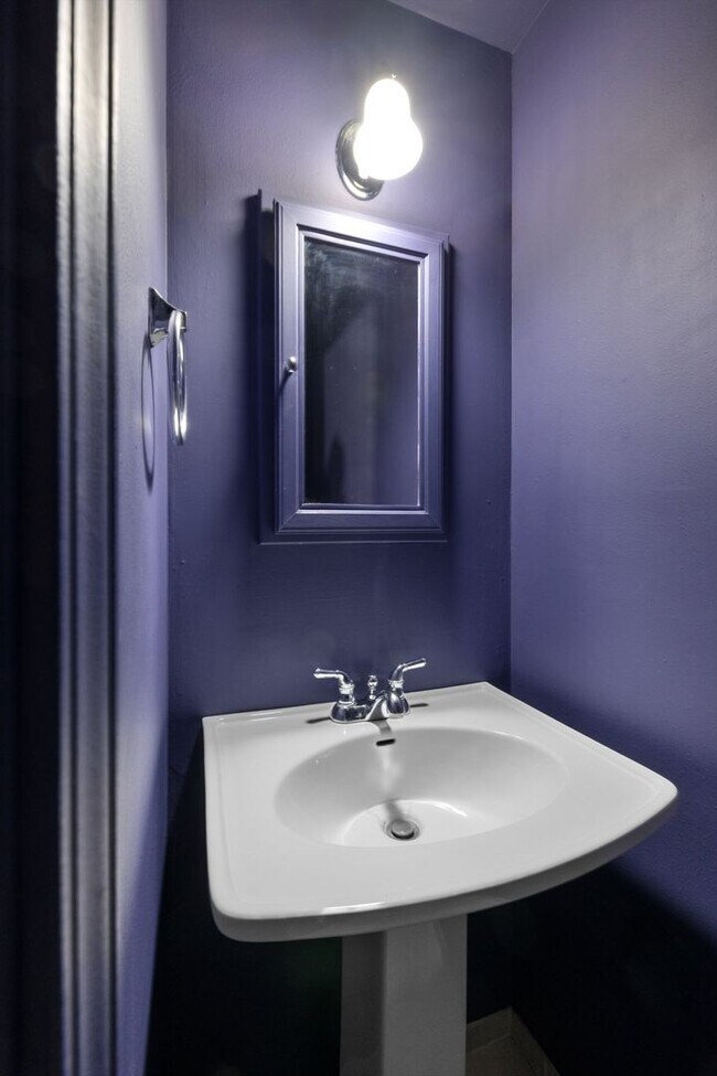 Building Photo - **3 Bedroom with a non-conforming and 2.5 bathrooms in Millard**