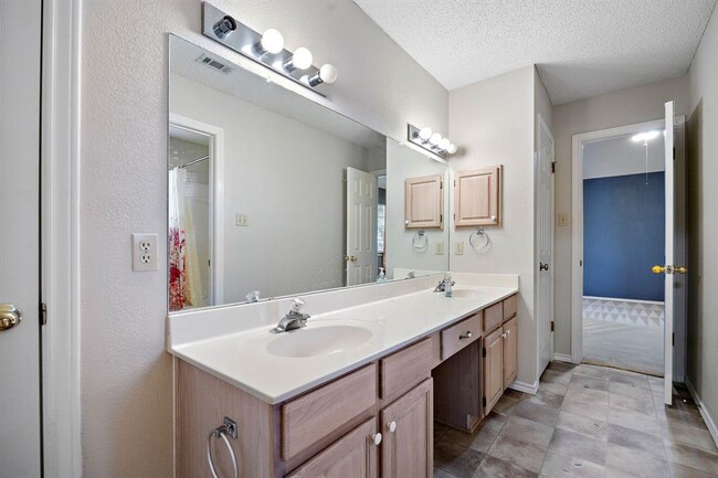 Building Photo - 2414 Mockingbird Dr