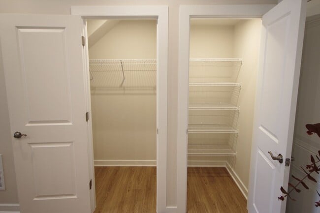 Building Photo - Well-located 2-bedroom