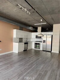 Building Photo - 645 W 9th St