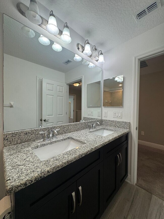 Building Photo - Spacious 5-Bedroom Riverview Home