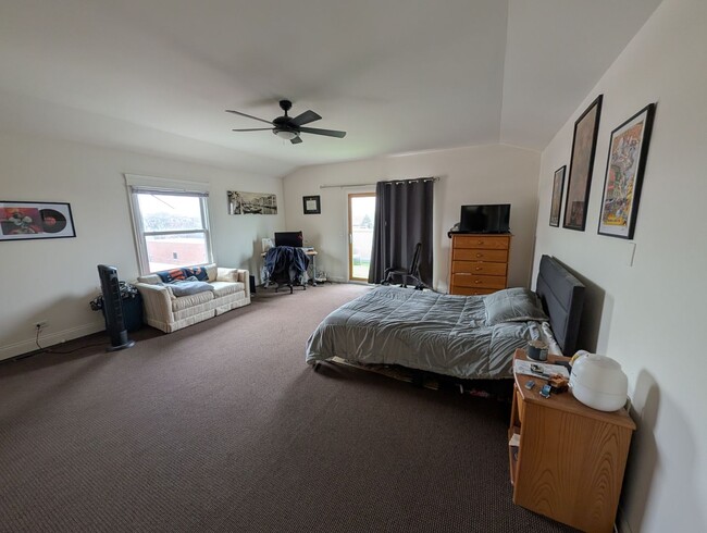 Building Photo - Rarely on the Market! Luxury 4-Bed/3-Bath Duplex in Lincoln Park