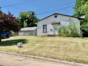 Building Photo - 2 or 3 bed/1 bath house in Indian Hills av...